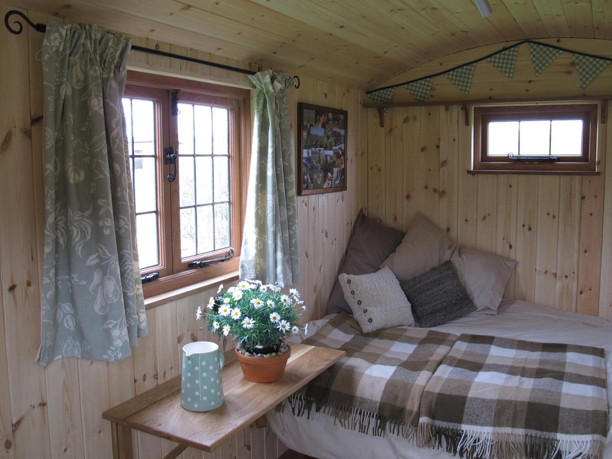 Marshwood Farm B&B And Shepherds Hut Dinton  ภายนอก รูปภาพ