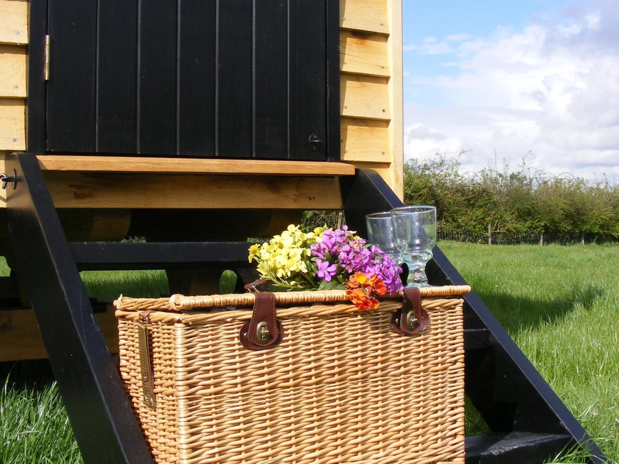 Marshwood Farm B&B And Shepherds Hut Dinton  ภายนอก รูปภาพ