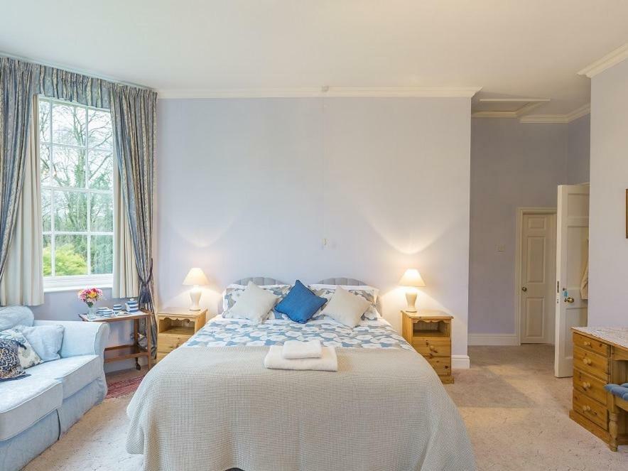 Marshwood Farm B&B And Shepherds Hut Dinton  ภายนอก รูปภาพ